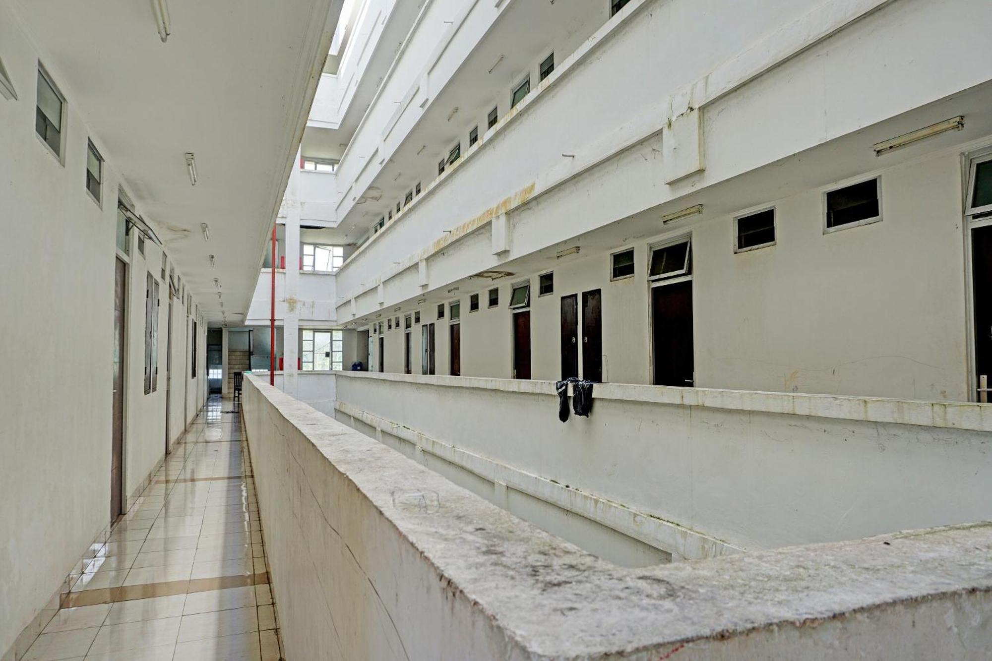 Spot On 92374 Penginapan Rusunawa Malang Exteriör bild