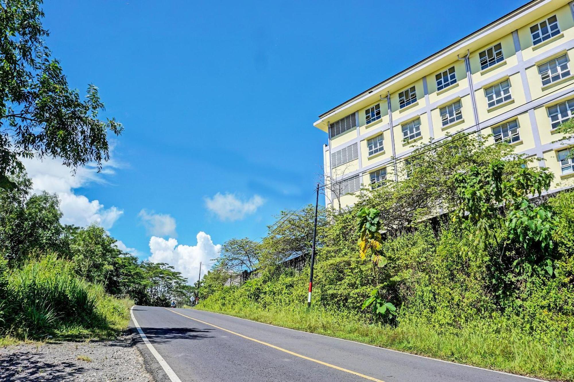 Spot On 92374 Penginapan Rusunawa Malang Exteriör bild