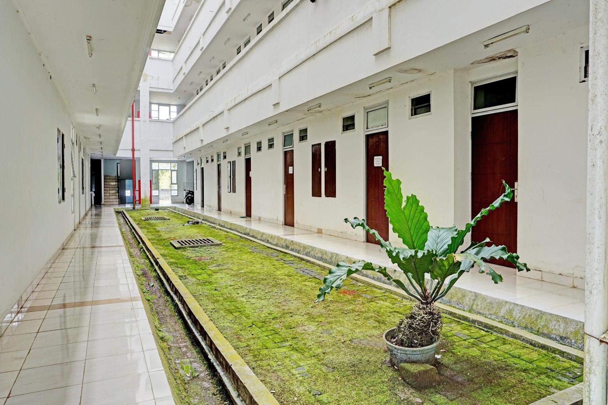 Spot On 92374 Penginapan Rusunawa Malang Exteriör bild
