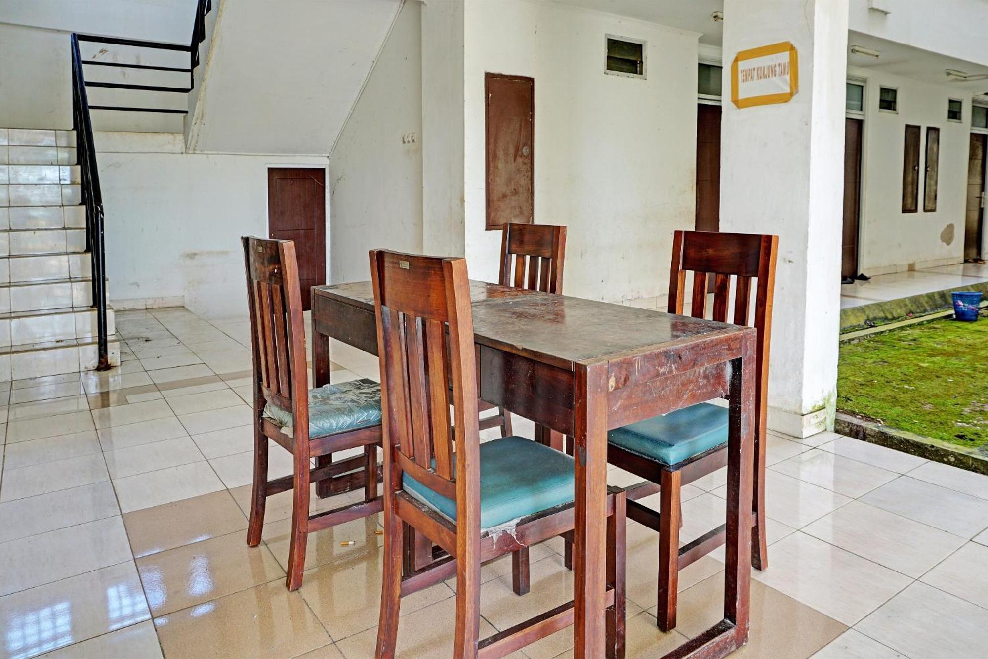 Spot On 92374 Penginapan Rusunawa Malang Exteriör bild